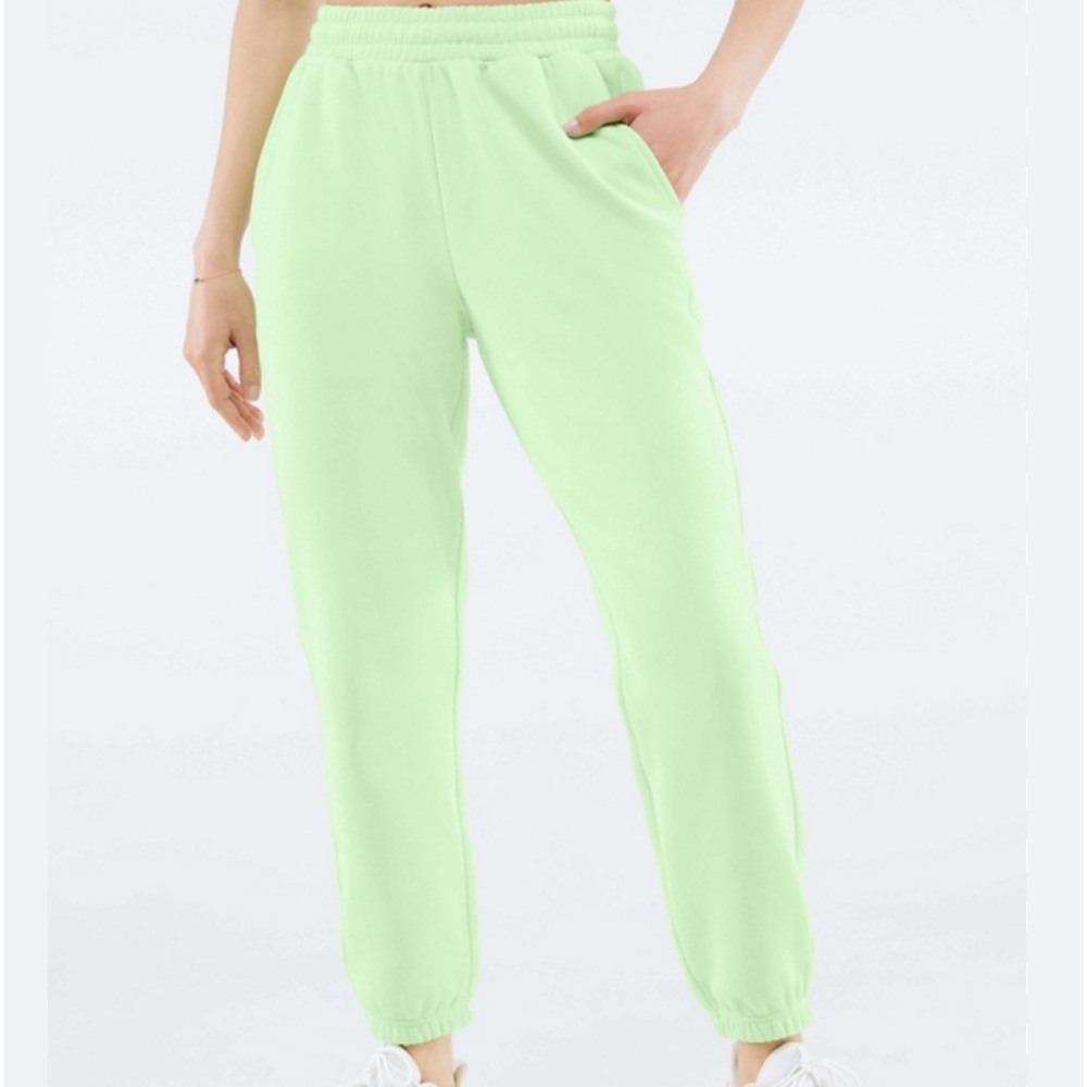 • NWT FABLETICS MADDIE SWEAT PANTS ALO GREEN SIZE EXTRA SMALL XS